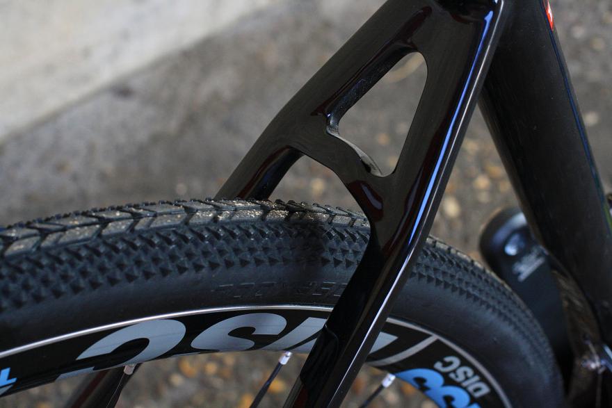 Гравійні велосипеди мають великий зазор для встановлення шин для будь-якого стилю катання